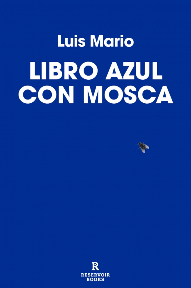 Libro azul con mosca