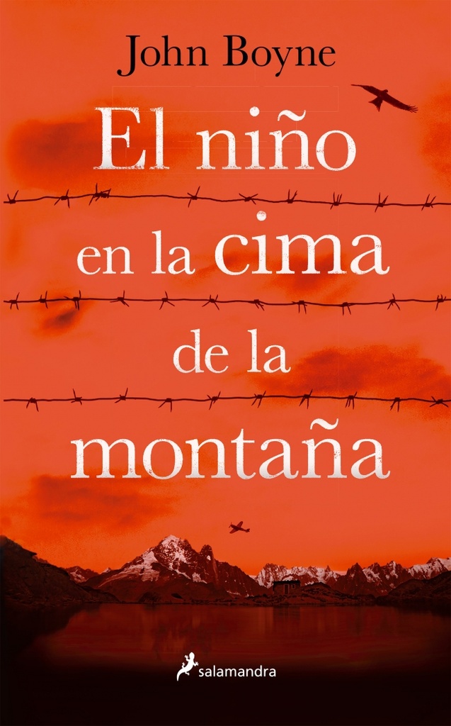 El niño en la cima de la montaña